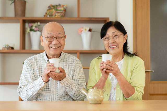 お茶を楽しむシニア夫婦