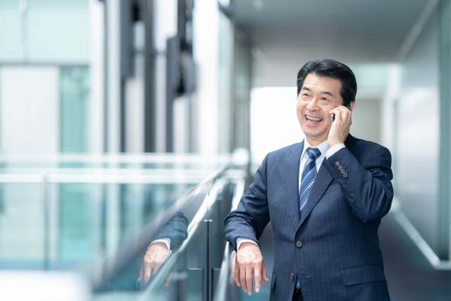電話する上司