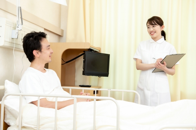 入院中の男性と看護師