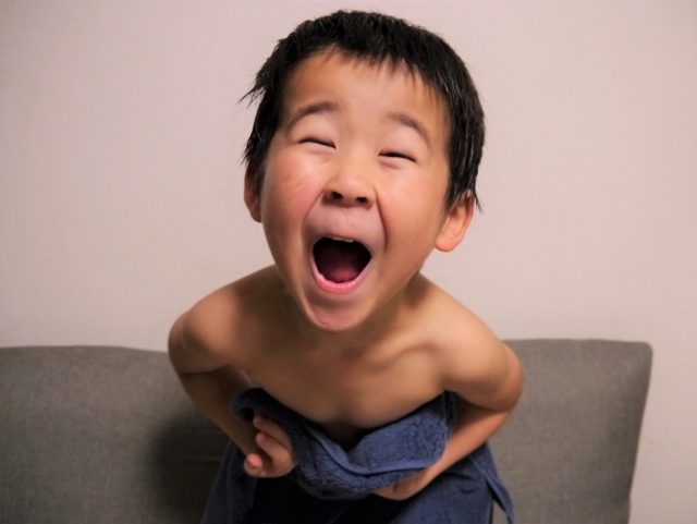 タオル姿で大喜びの小学生