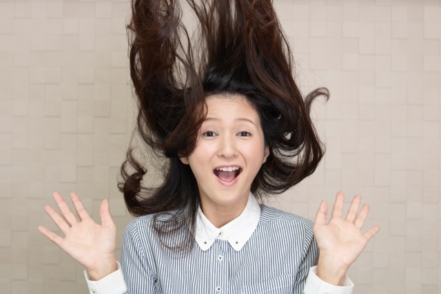 大喜びする女性