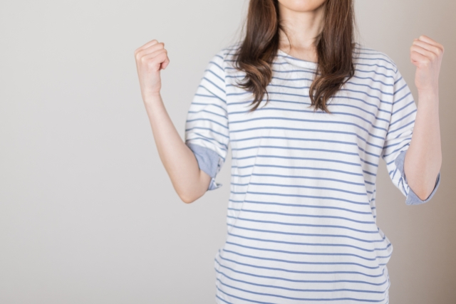 女性がガッツポーズ