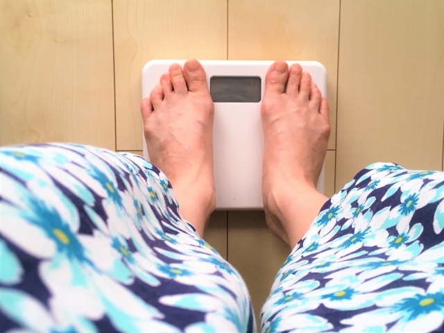体重計に乗る男性