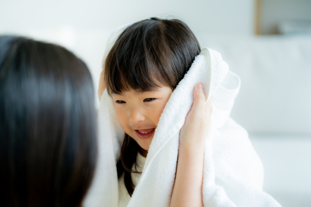 バスタオルに包まれた女の子