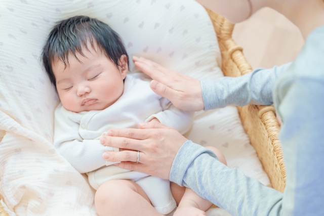 眠る赤ちゃん