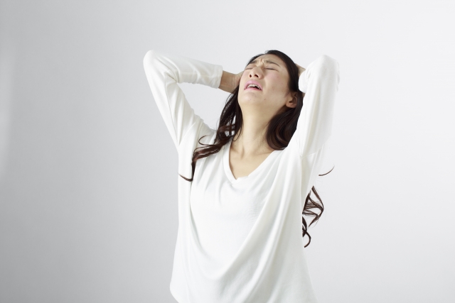 ショックで叫びそうな女性