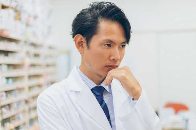 白衣の男性