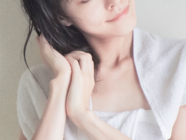 うれしそうにタオルドライする女性