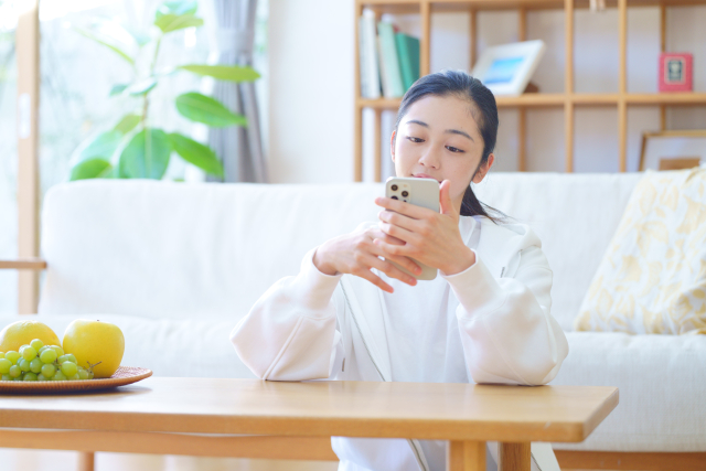 スマホをタップする女性