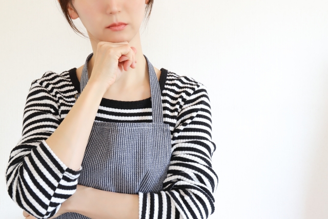 どちらか迷う女性