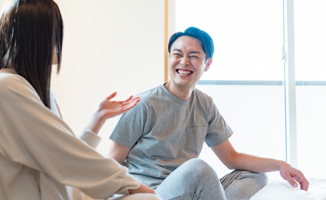 笑顔で話すカップル