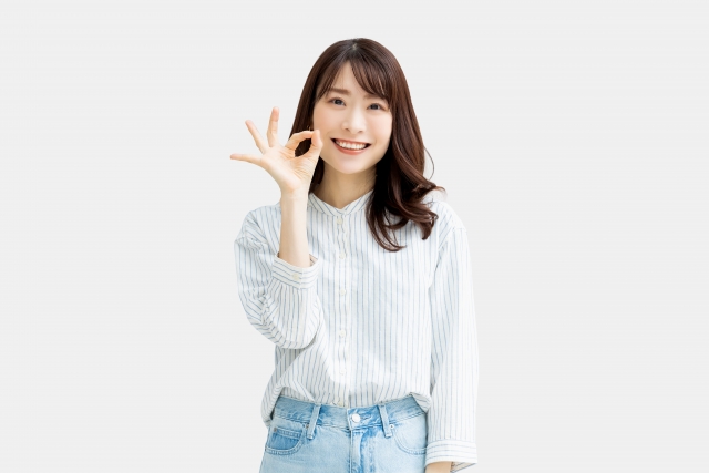 OKサインを出す主婦