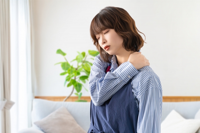 肩をもむ主婦
