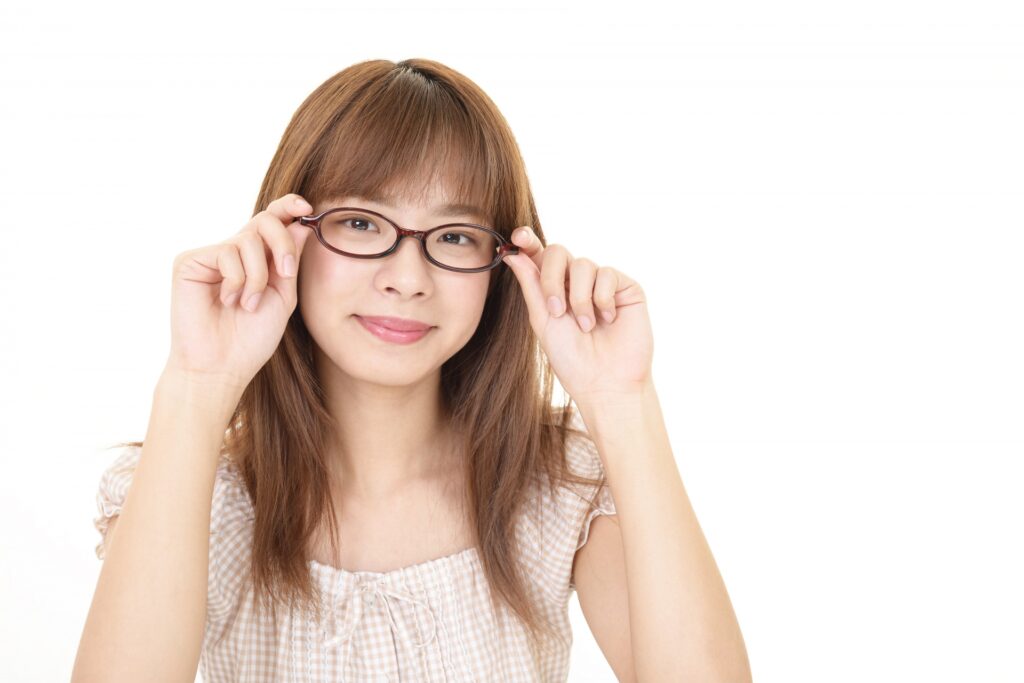 メガネに触れる女性
