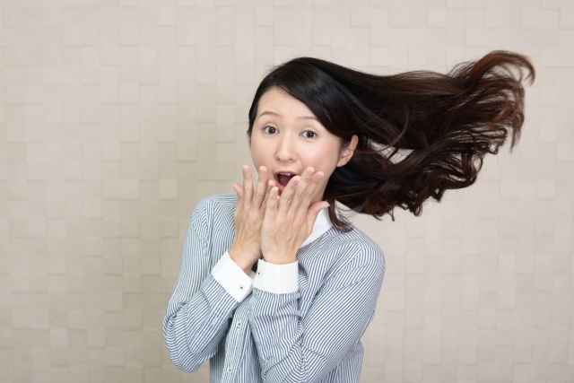 驚くロングヘアの女性