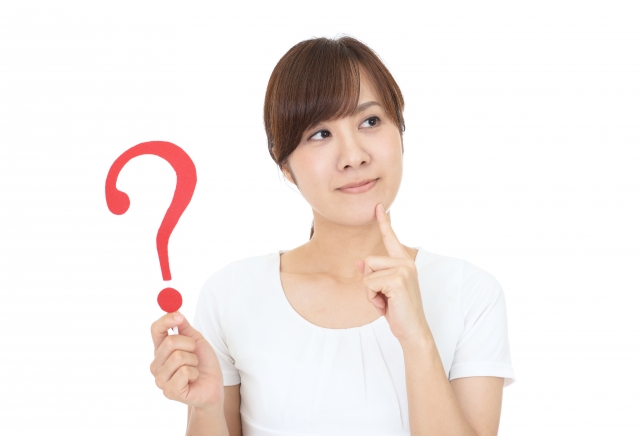 ?マークを持つ女性