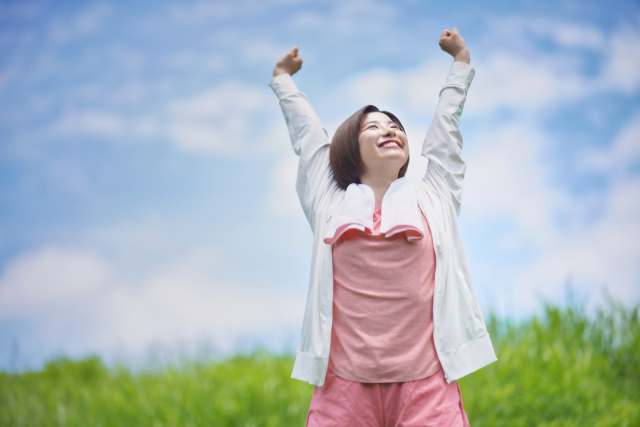 体全体で喜ぶ女性