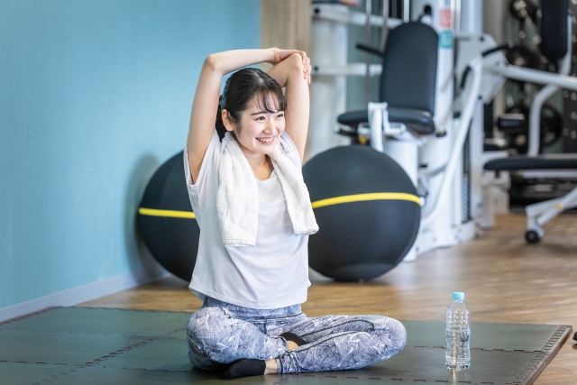 マットでエクササイズする女子