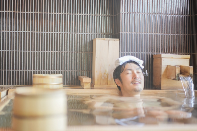 頭にタオルの男性