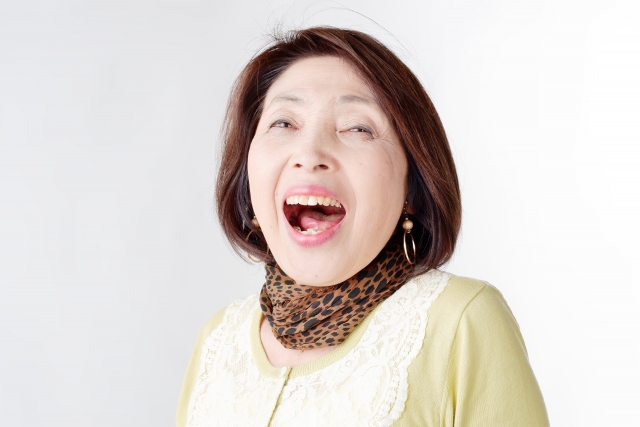 大喜びの女性