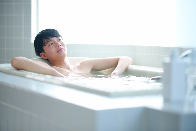 バスタブの男性