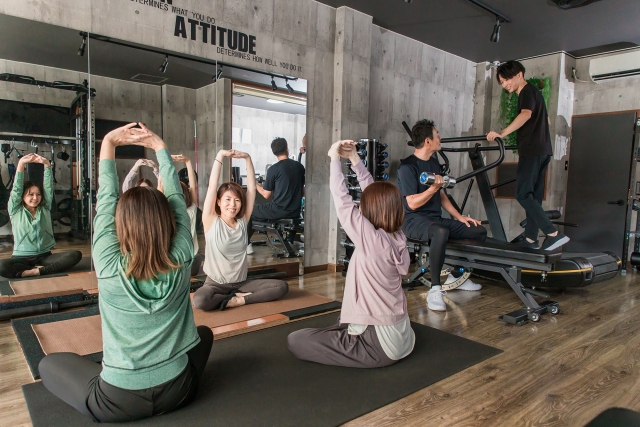 トレーニングする男女