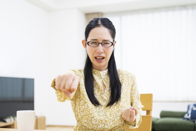 突きを入れるメガネ主婦