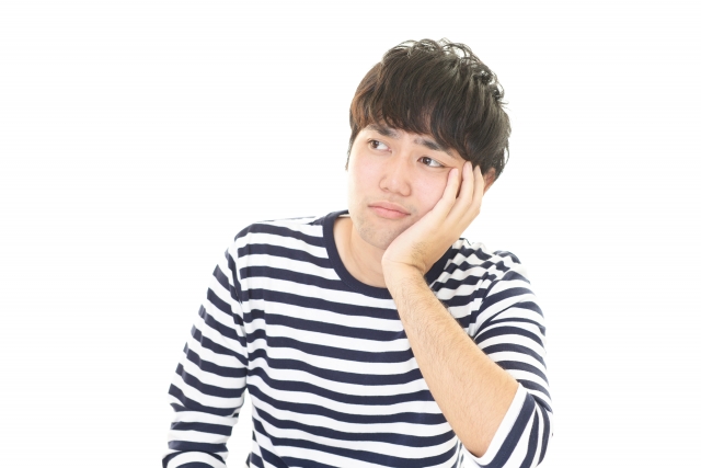悩み顔の男性