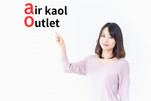 airkaol outletを指す女性