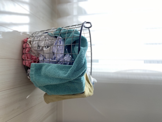 右に傾いた洗濯カゴ
