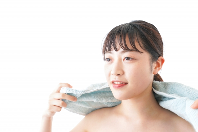 フェイスタオルを使う女性