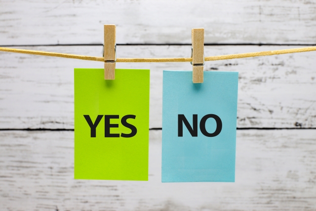 干されたYES＆NOと書かれたカード