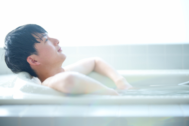 入浴中の男性
