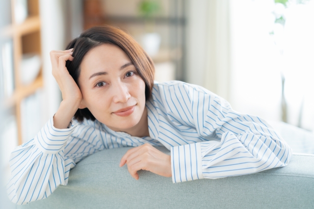 ソファでくつろぐ女性