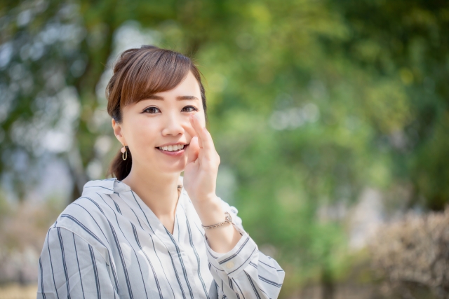 ささやくイメージの女性